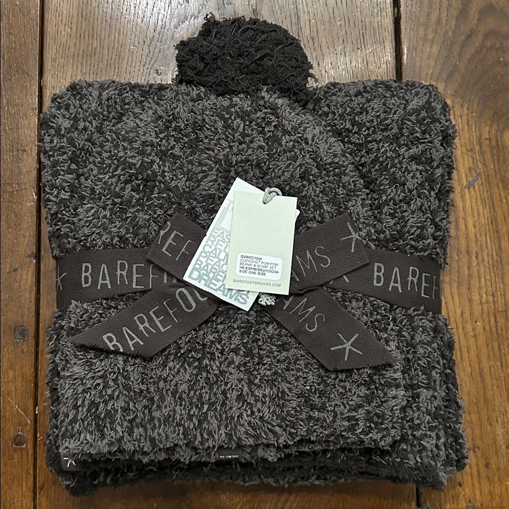 BAREFOOT DREAMS 
CozyChic Pom Pom Beanie & Scarf Set in Espresso Coca